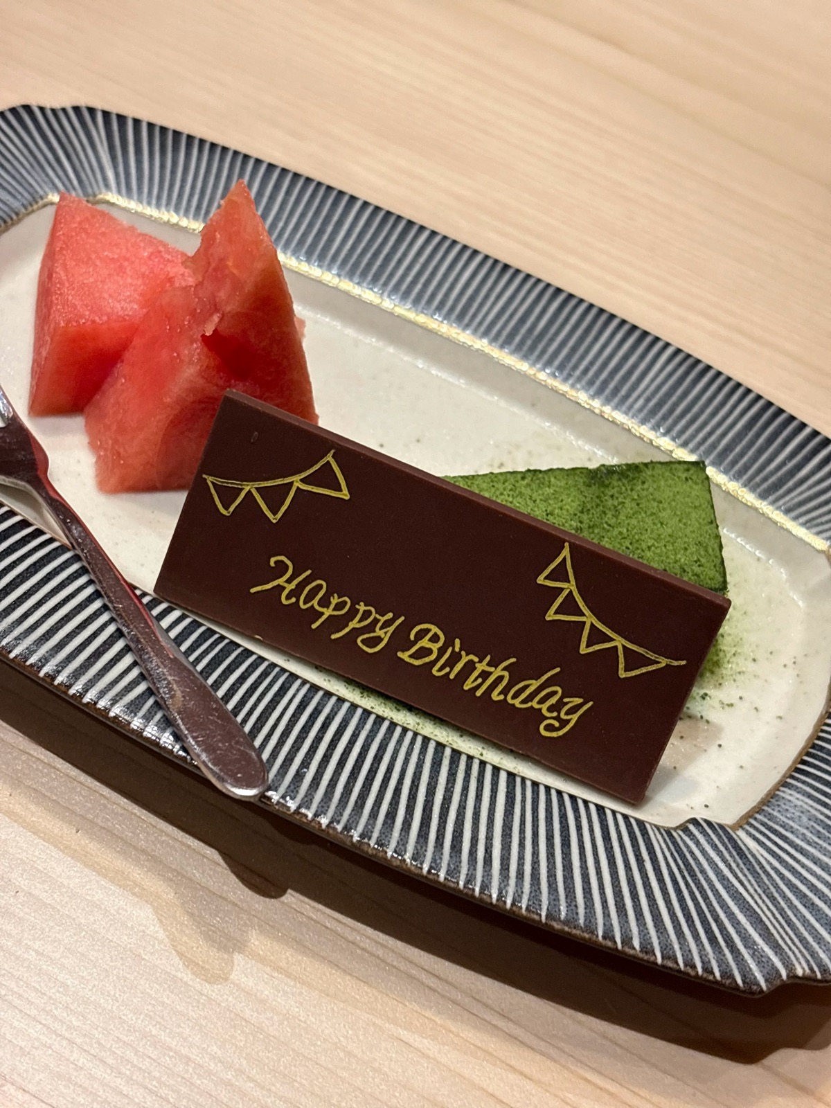 「Happy Birthday」の焼き菓子と、すいか