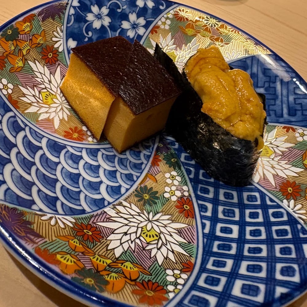 ホテルの席でいただいた、雲丹と玉子のお寿司