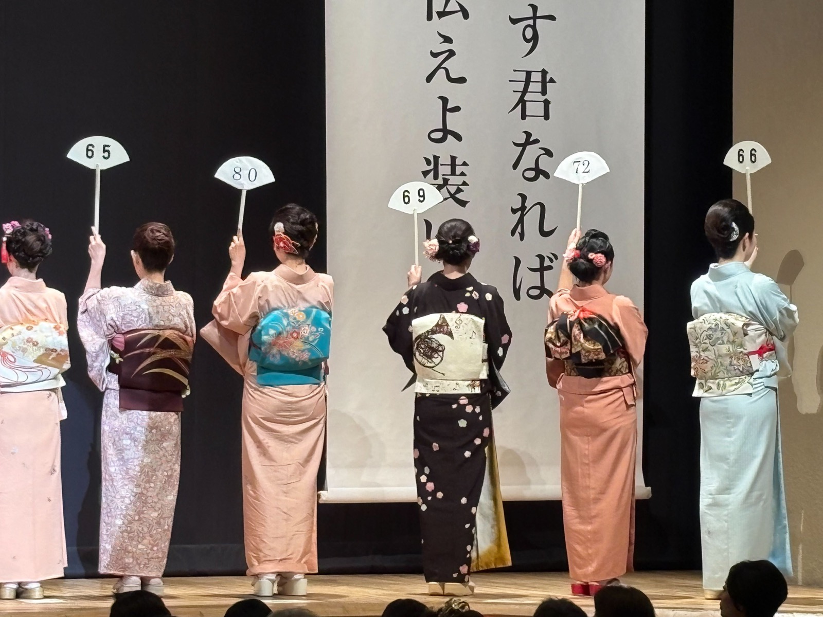 番号札を手にした留袖の出場者の後ろ姿。全日本きもの装いコンテスト 世界大会の審査の様子