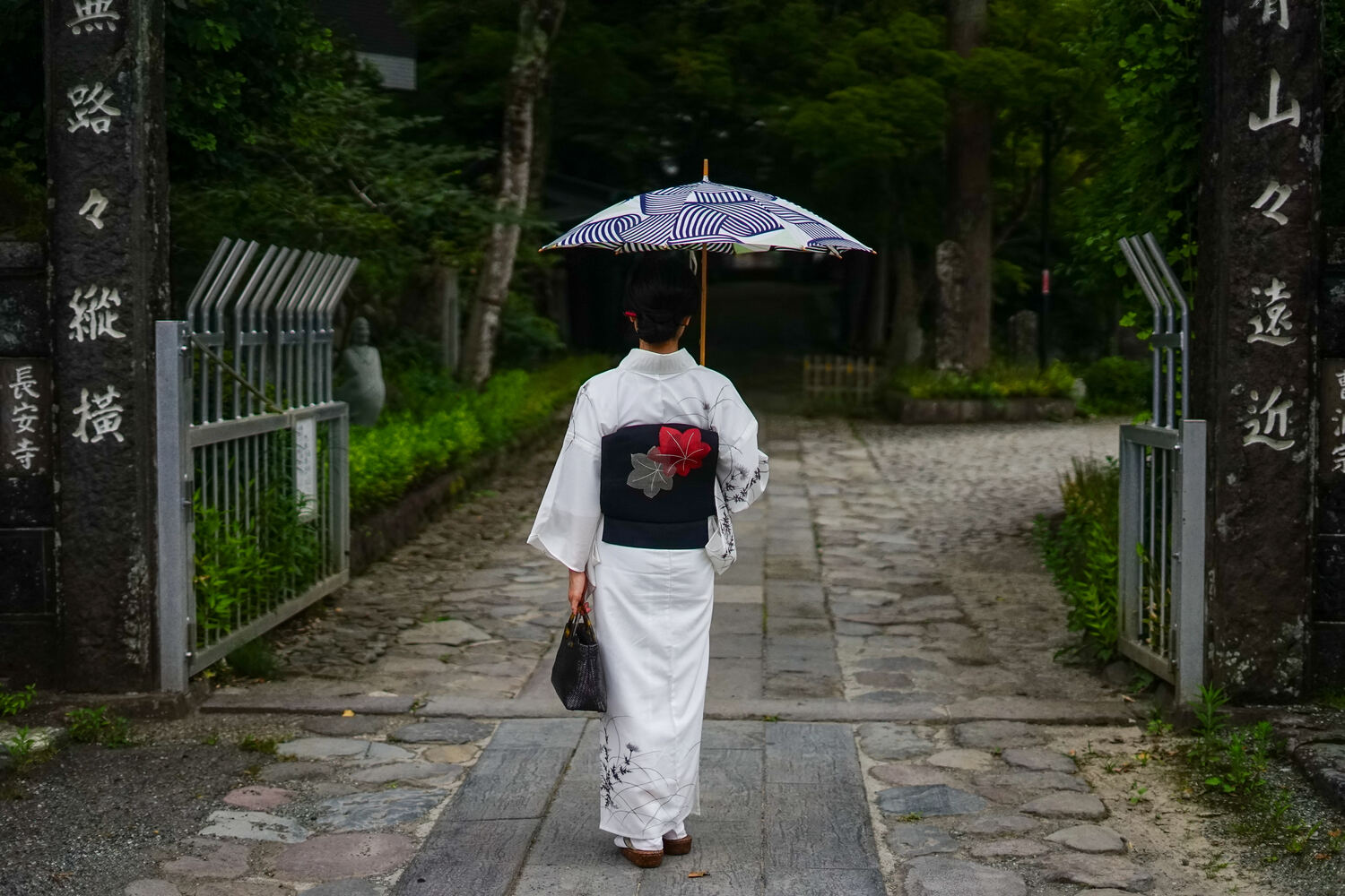 着物で、夏のお出かけ。お寺で。