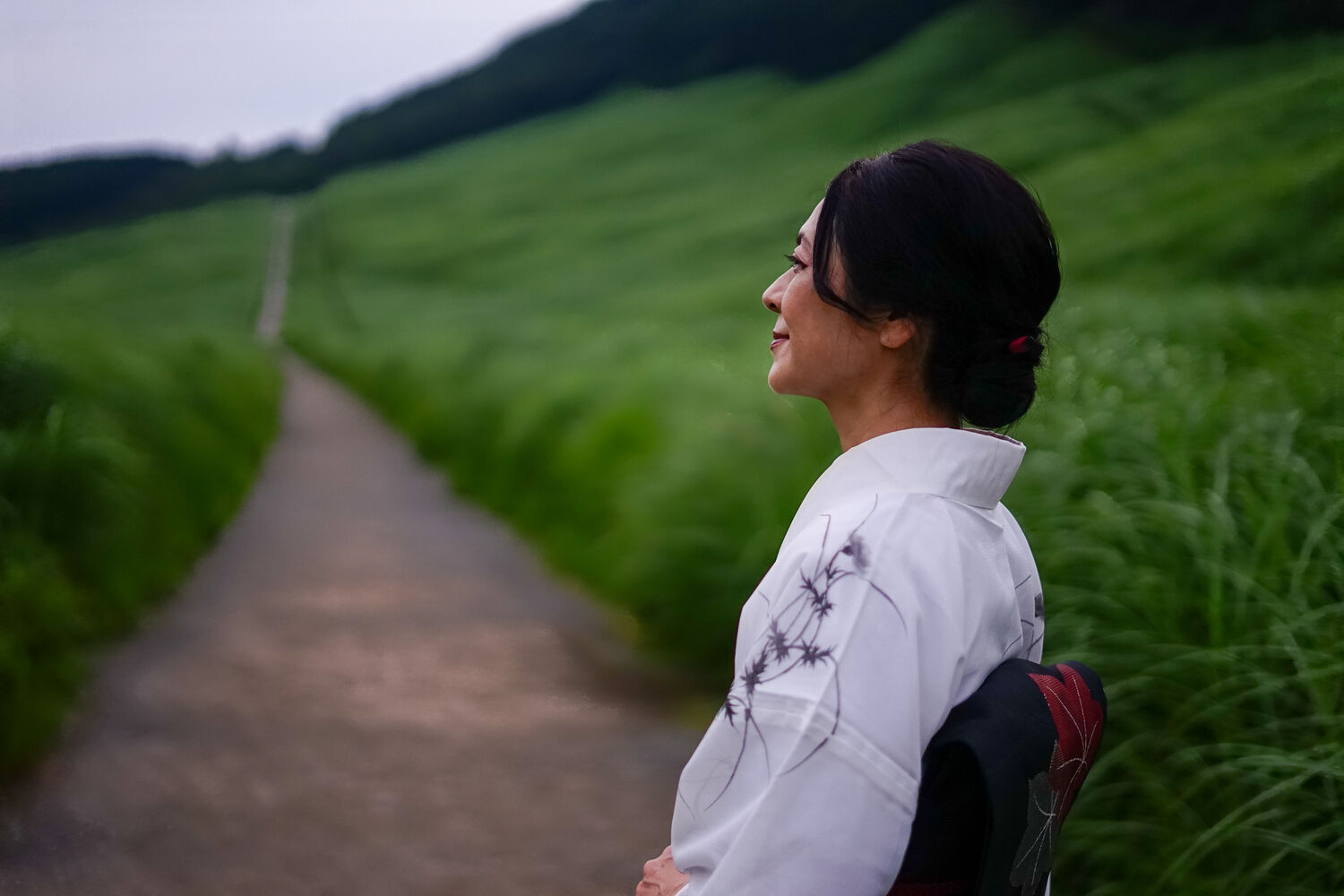 着物で、夏のお出かけ。草原で。
