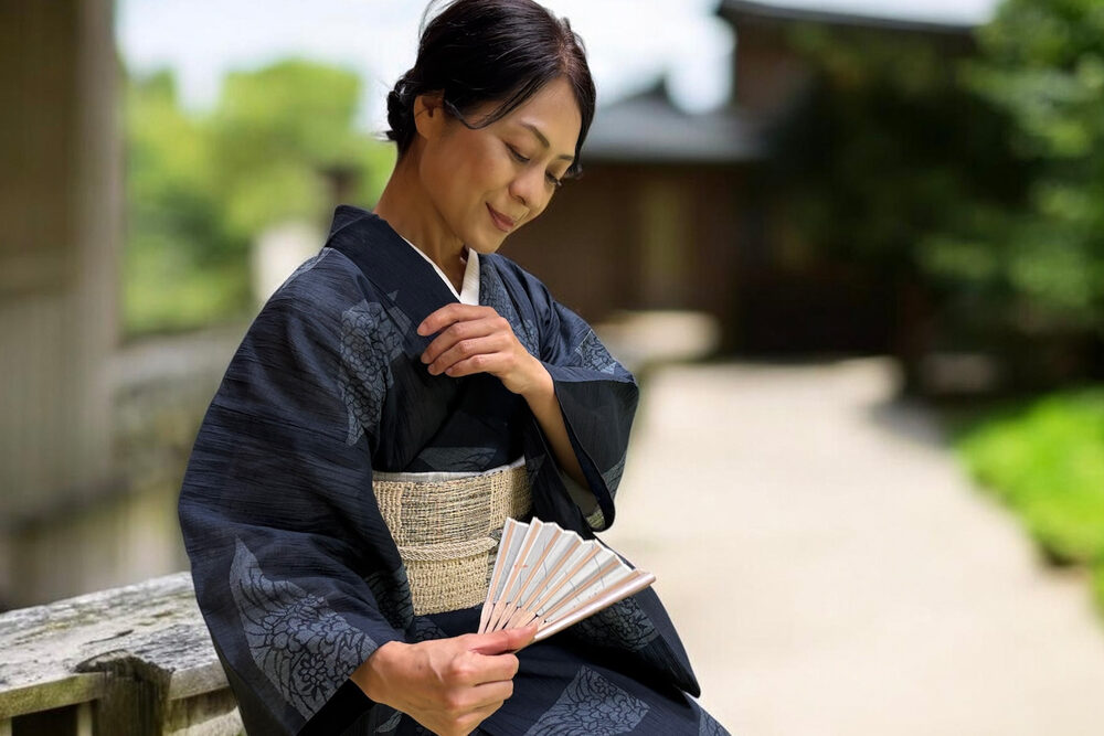 着物のときの、扇子のあおぎ方。