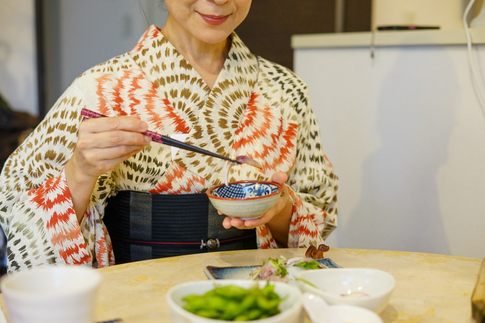 着物のときの、食事の所作。