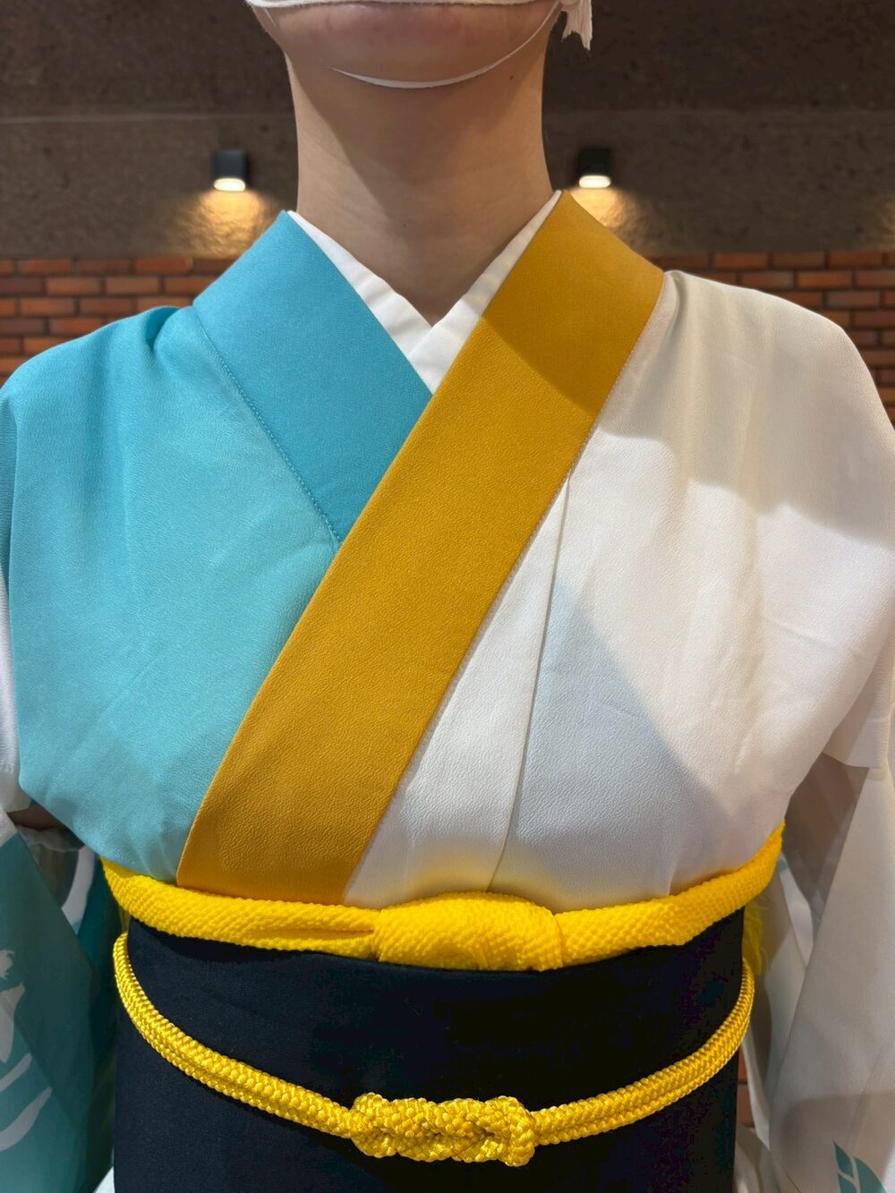 着付けを終えた、阿波踊りの衿元と帯締め
