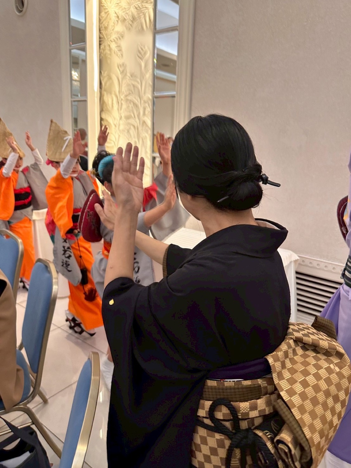 丸若連の阿波踊りの輪に加わって
