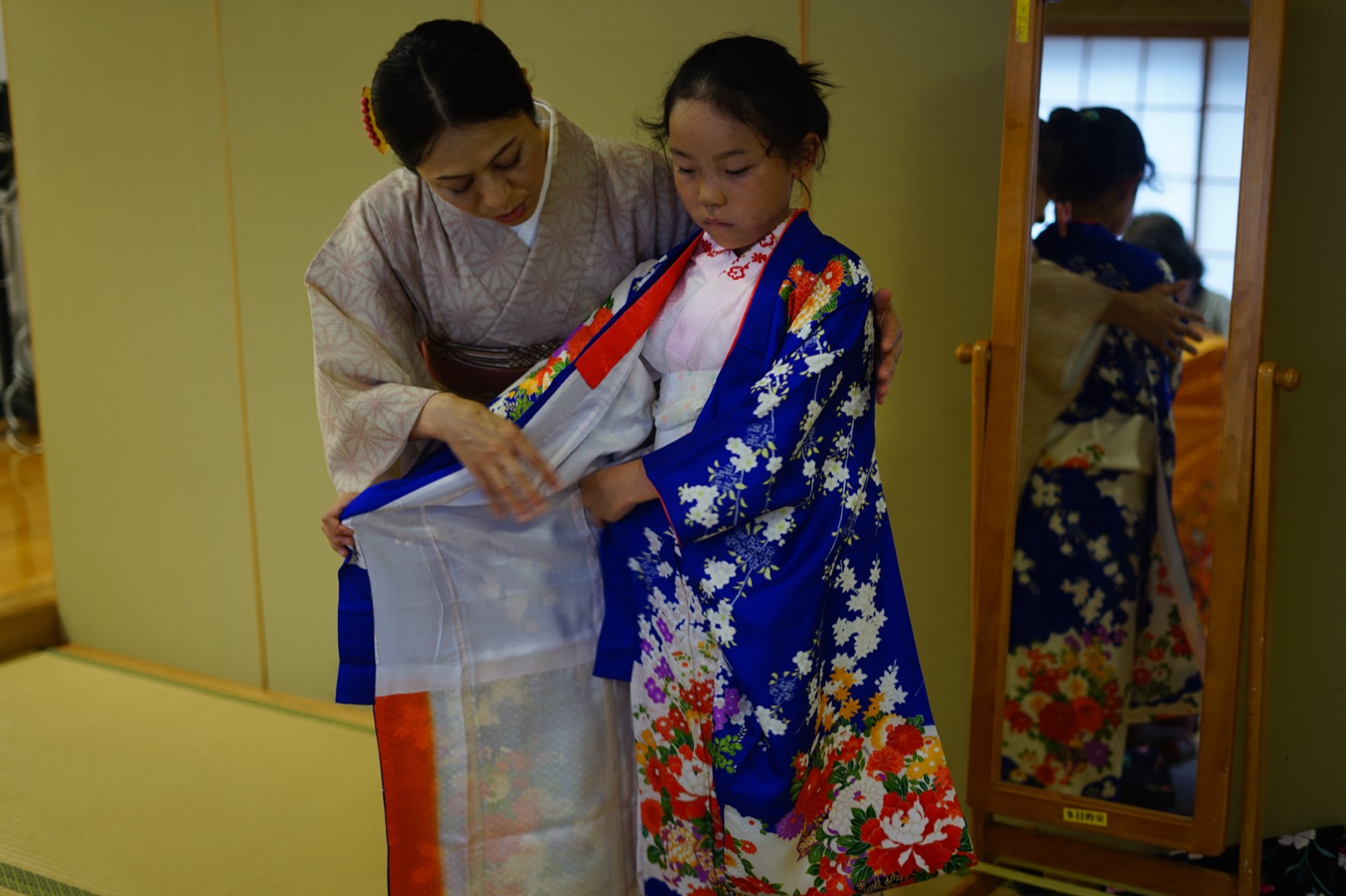先生に着付けを教わる子ども