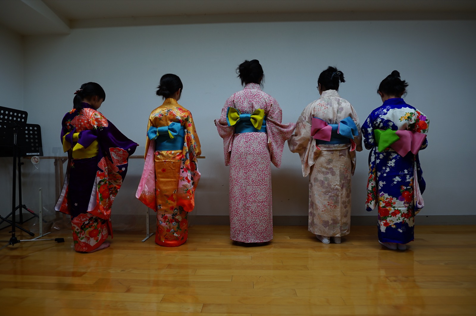色とりどりの花結びの帯（後ろ姿）