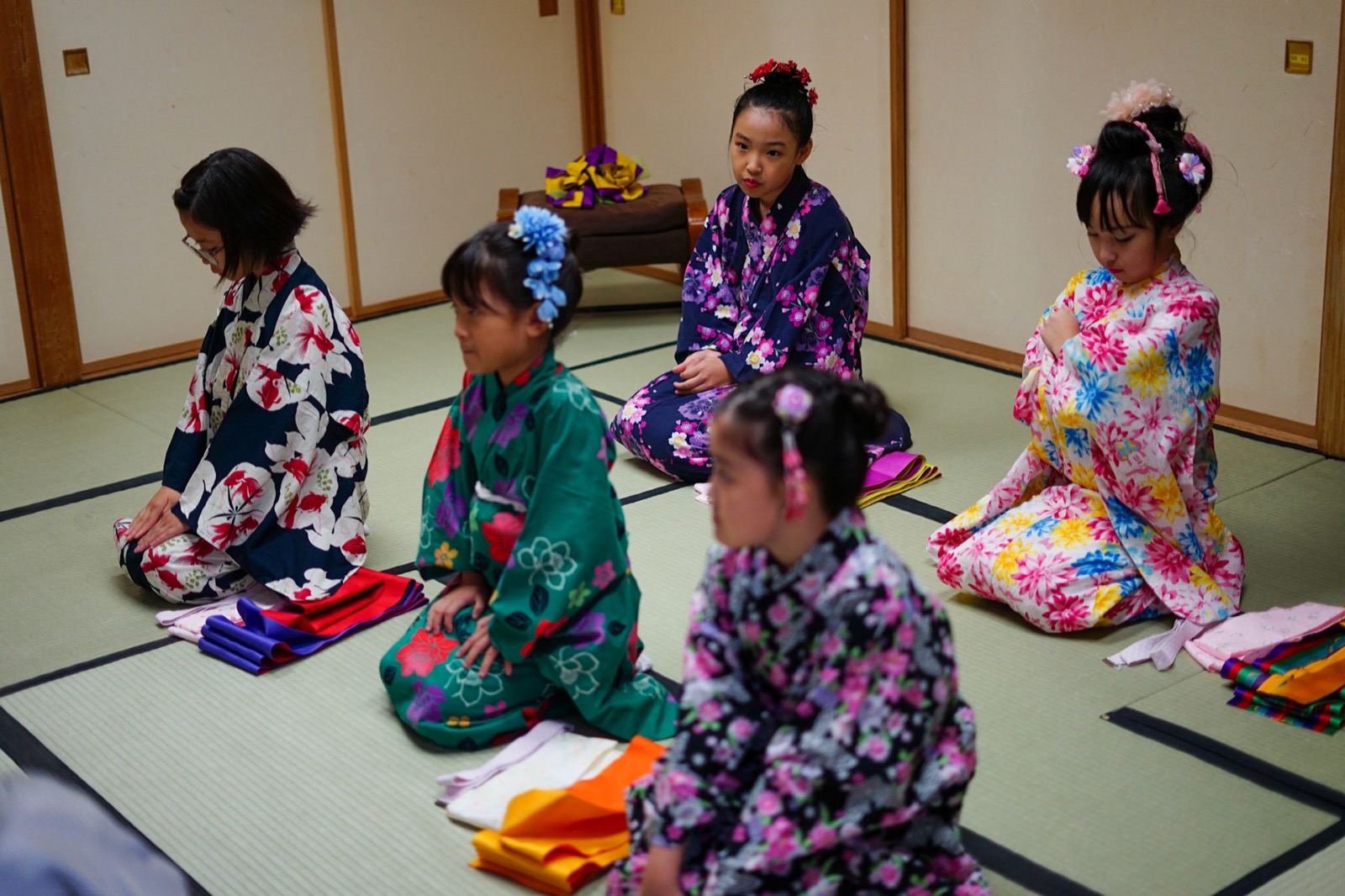 浴衣姿で正座して並ぶ子どもたち