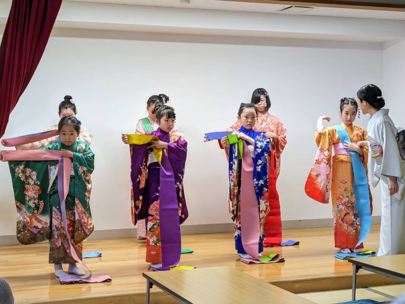 発表会で着物姿の子どもたち