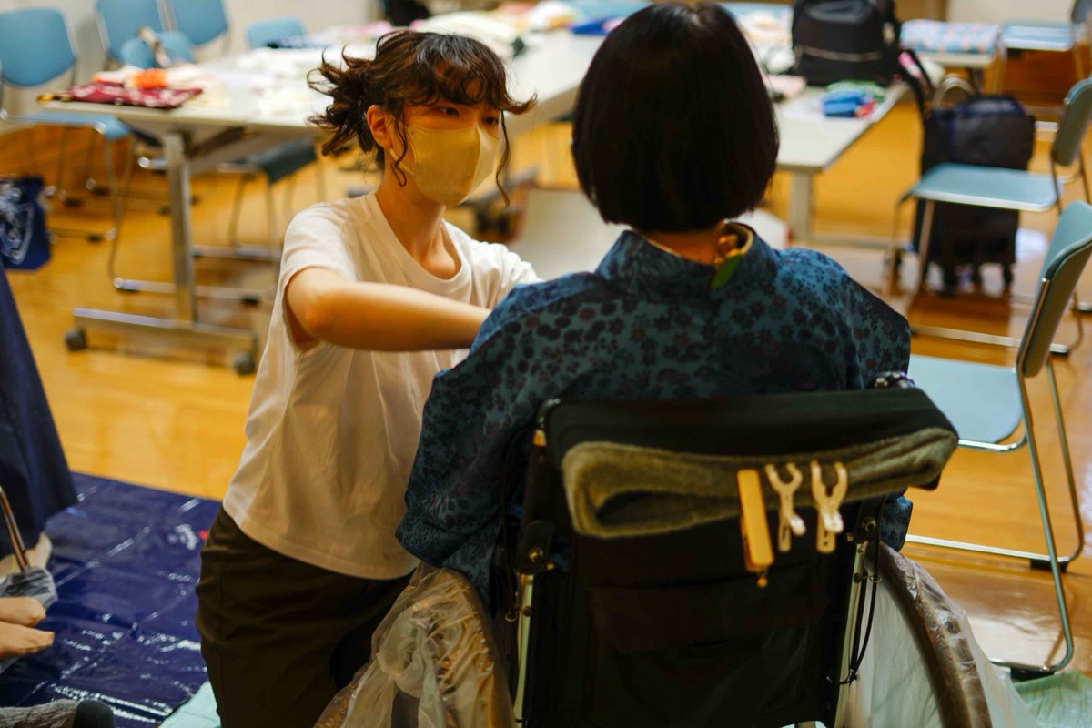車いす着付けの様子