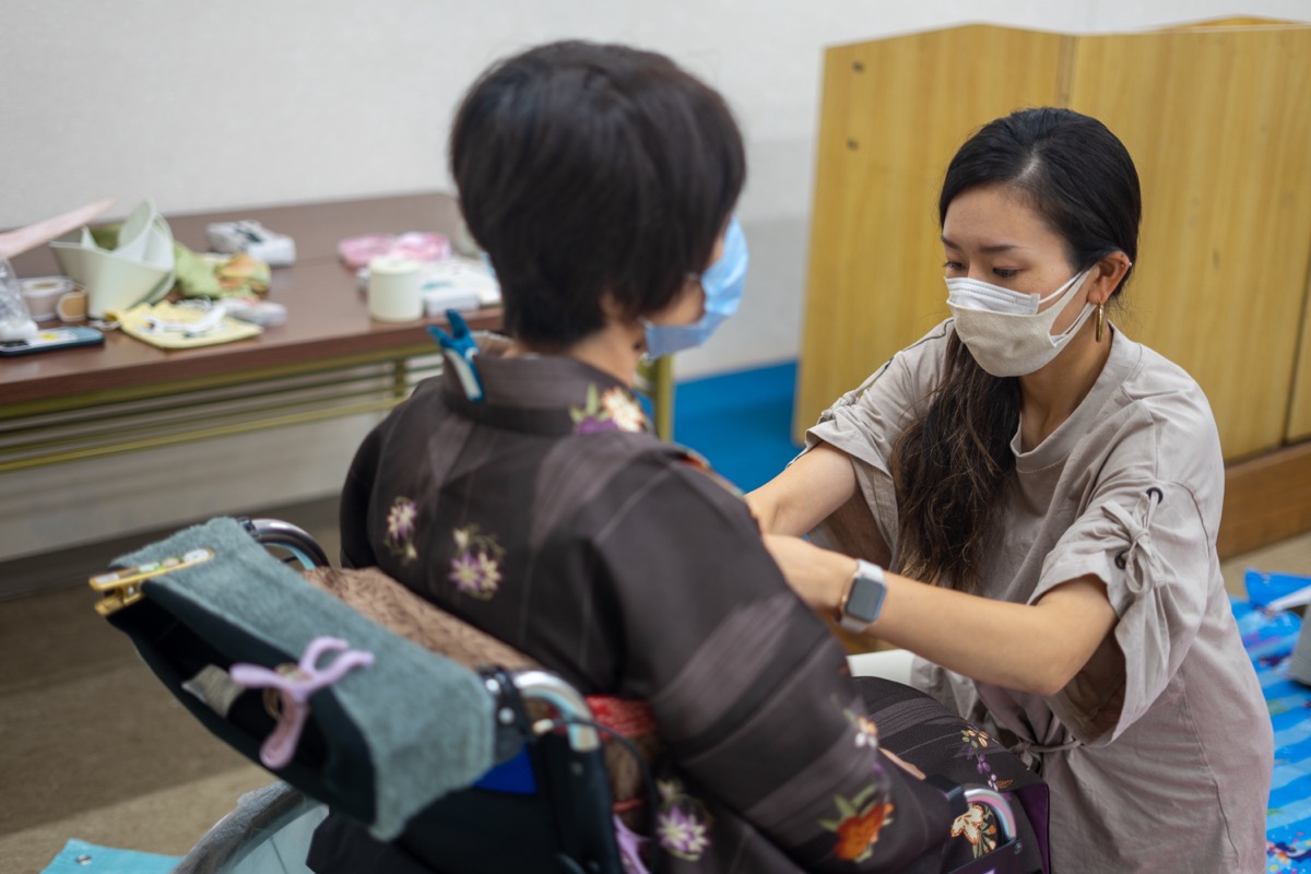 車いす着付けの様子