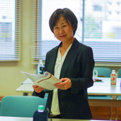 車いすで着物を着た女性と、車いす着付け講師の西山智香先生