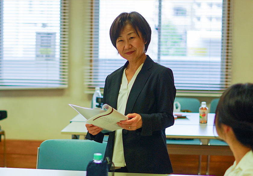 車いすで着物を着た女性と、車いす着付け講師の西山智香先生